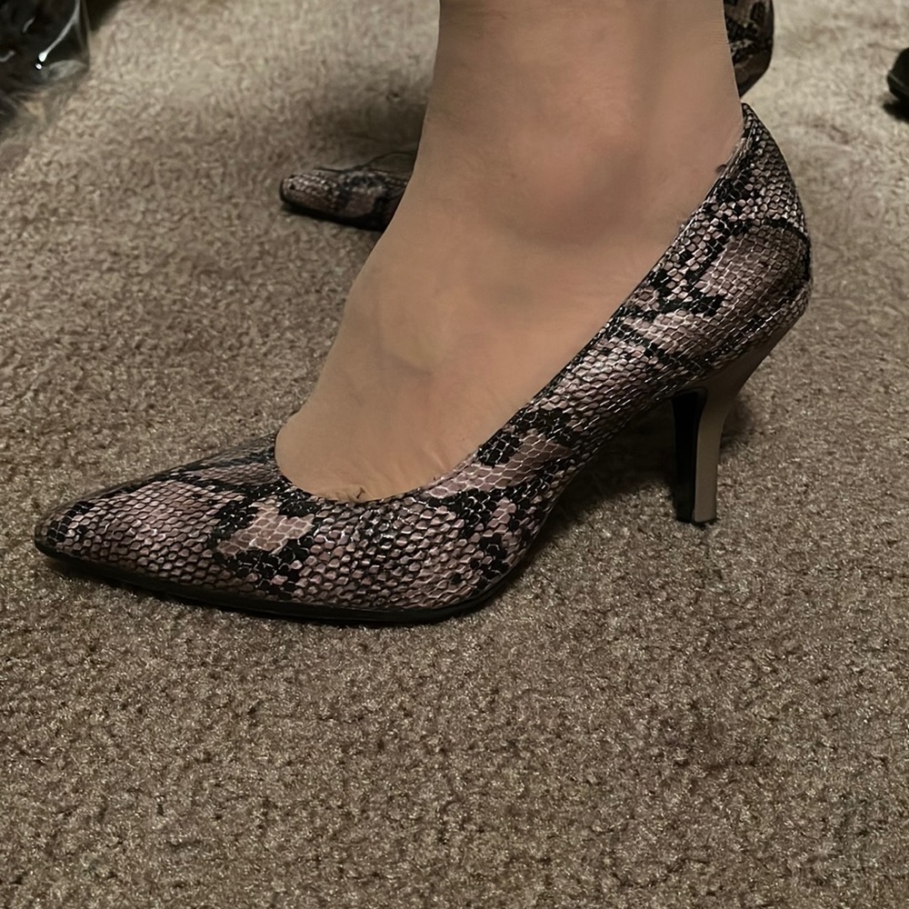 Alfani step n flex snake skin dark grey heels